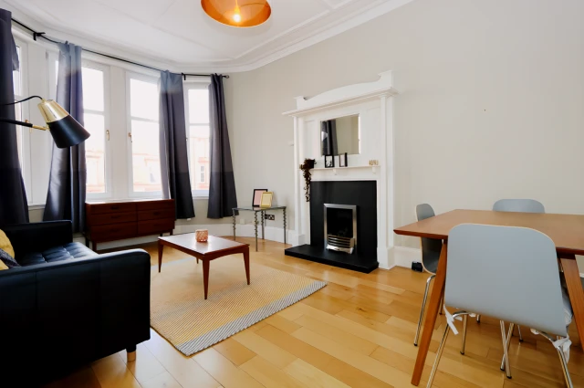 2Bedrooms, 1Bathrooms Crow Road, G11 7BQ, Glasgow
