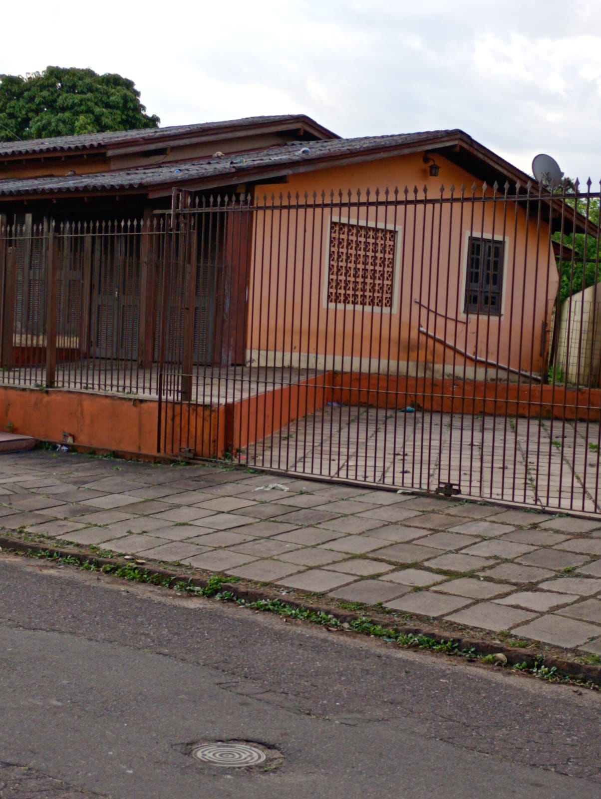CASA 3 DORMITÓRIOS EM ESTEIO COM PATIO E GARAGEM COBERTA.
