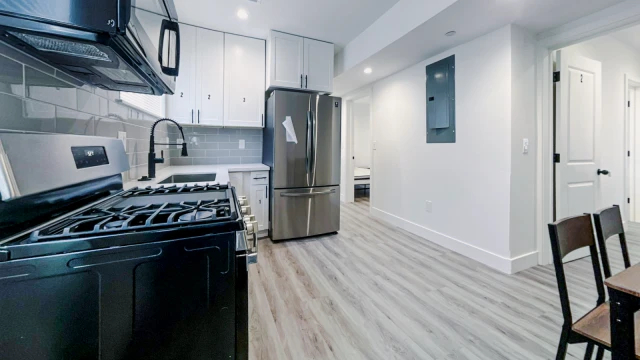 1426 1/2 W 38th St63624279481985122