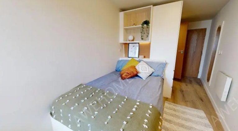 iQ Bristol-Silver En Suite