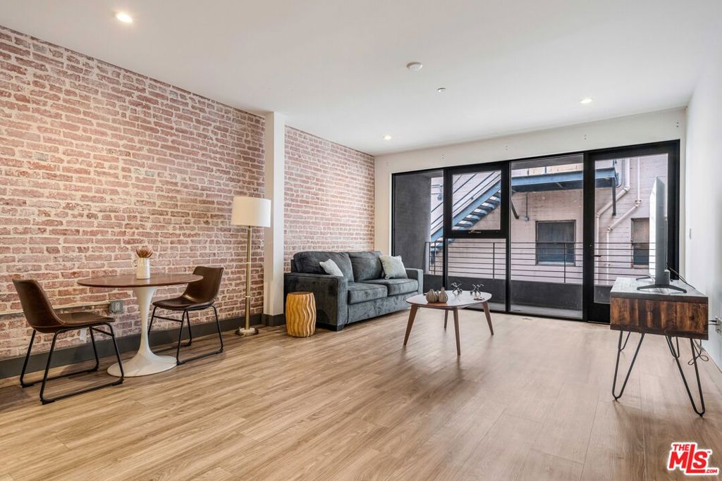 932 S Hill Street 401 Los Angeles CA, 9001564099338353411122