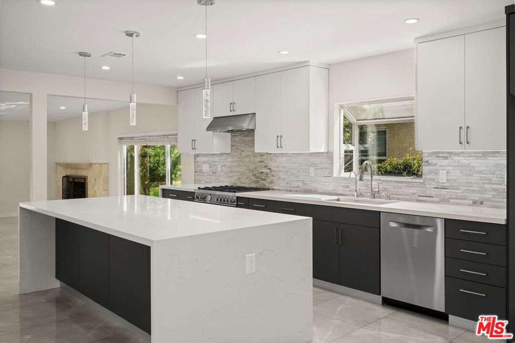 6660 Balcom Avenue Reseda CA, 9133563710257572099120