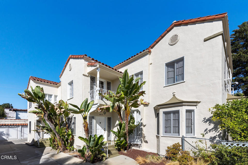 2011 N Beachwood Drive Los Angeles CA, 9006864139822500610120