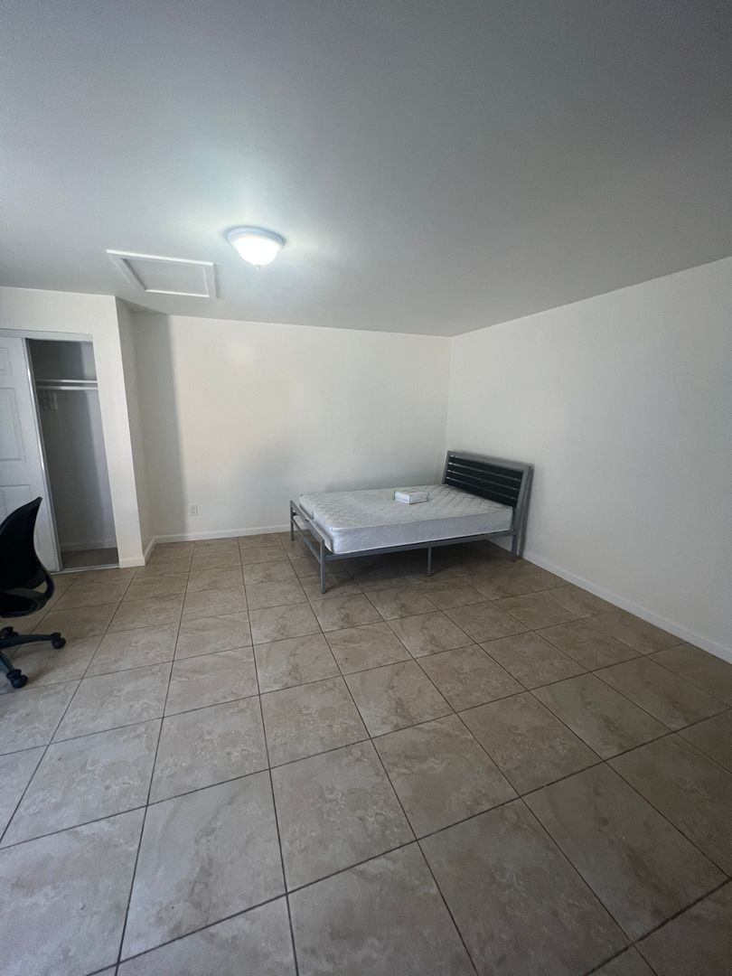 1477 W 29th St63590027858305122