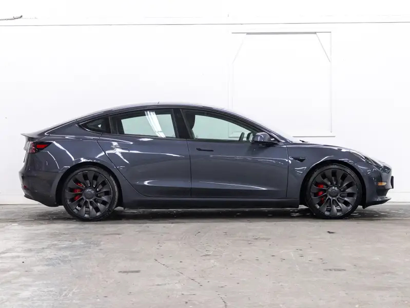 2023 Tesla Model 364731670895618122