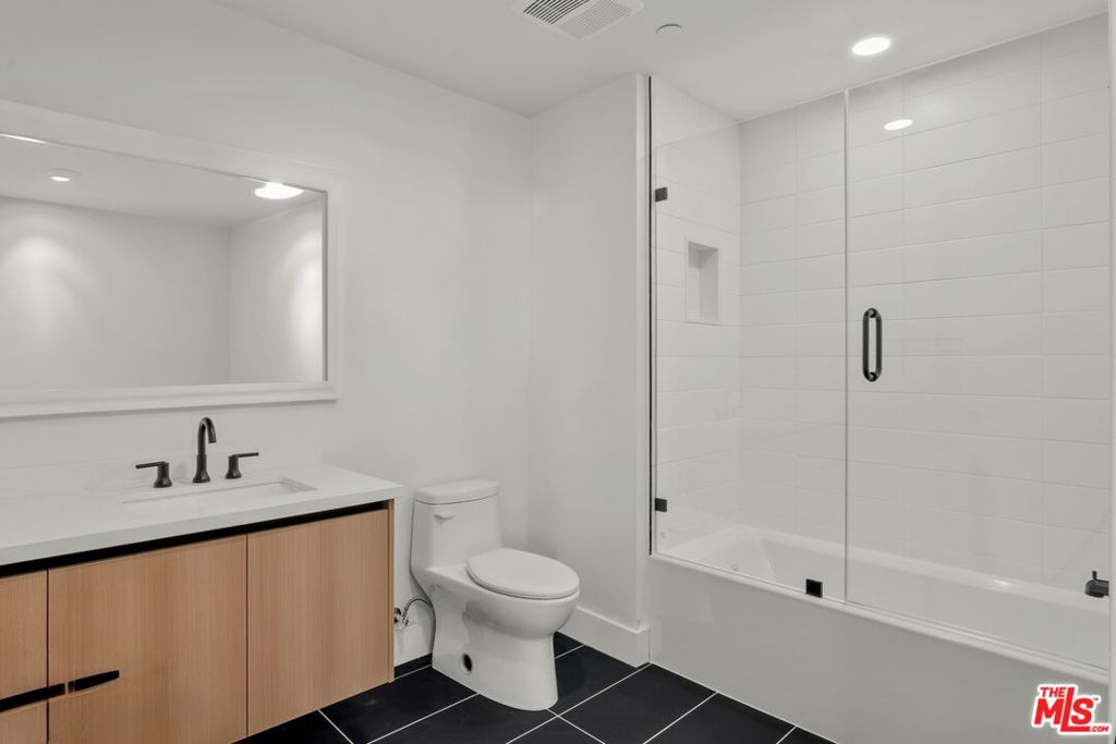 5815 Lexington Avenue 202 Los Angeles CA, 9003863589470390019121