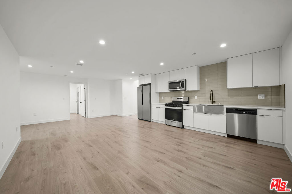 171 S Hoover Street Los Angeles CA, 9000464101834715651120
