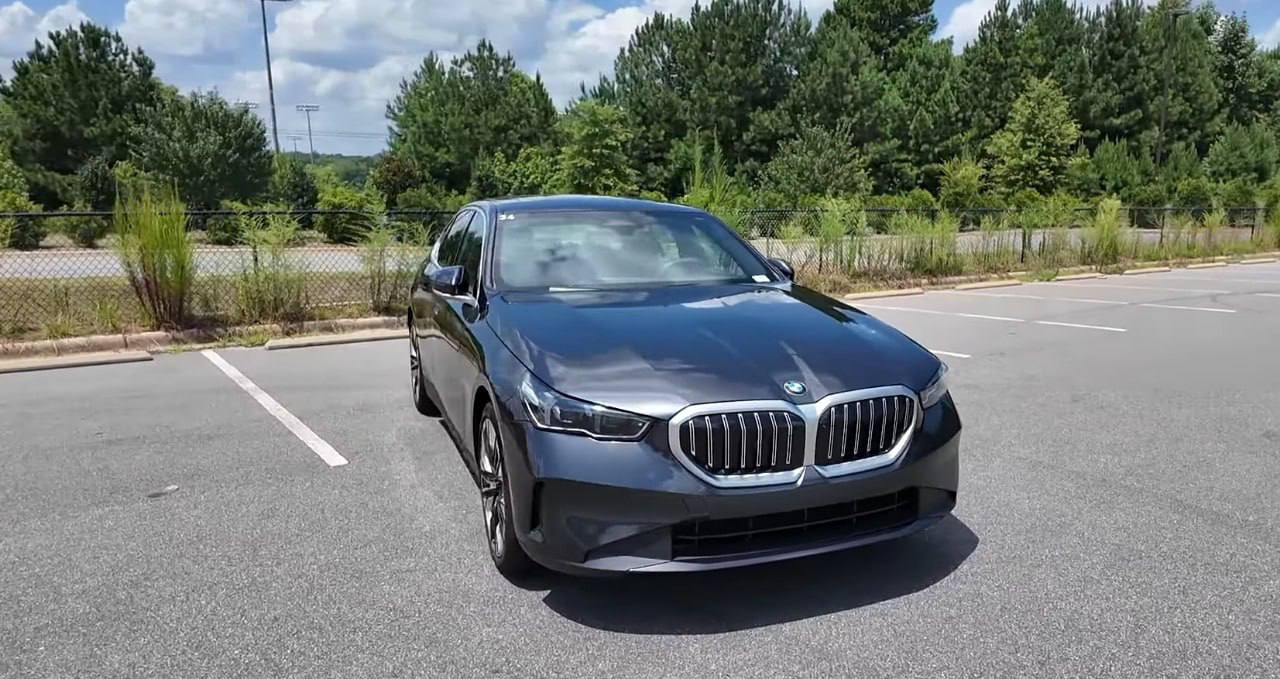 El BMW 520 también puede incluir diferentes variantes según el tamaño del motor, la potencia y otras especificaciones. Por ejemplo, podrías ver diferentes versiones como la 520i (a menudo con un motor de cuatro cilindros)64358093911298121