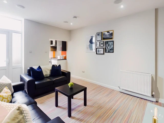 19 Carlton Road64196290638211122