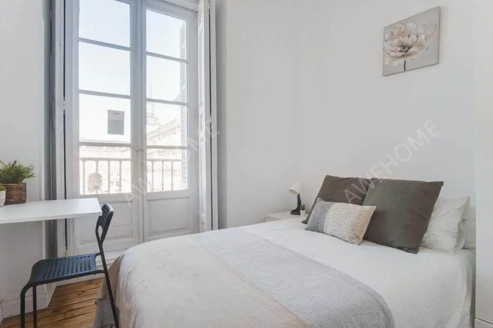 Nice double bedroom not far from Sol train station