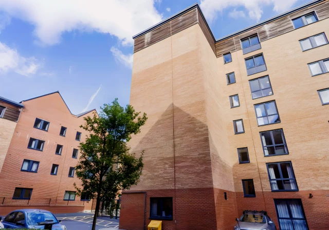 iQ Leeds64154979619075123