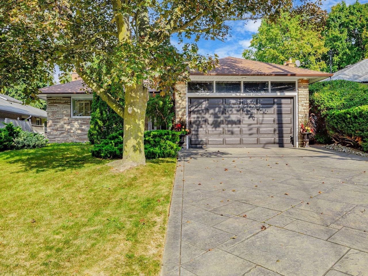 Upper 52 Landfair Crescent