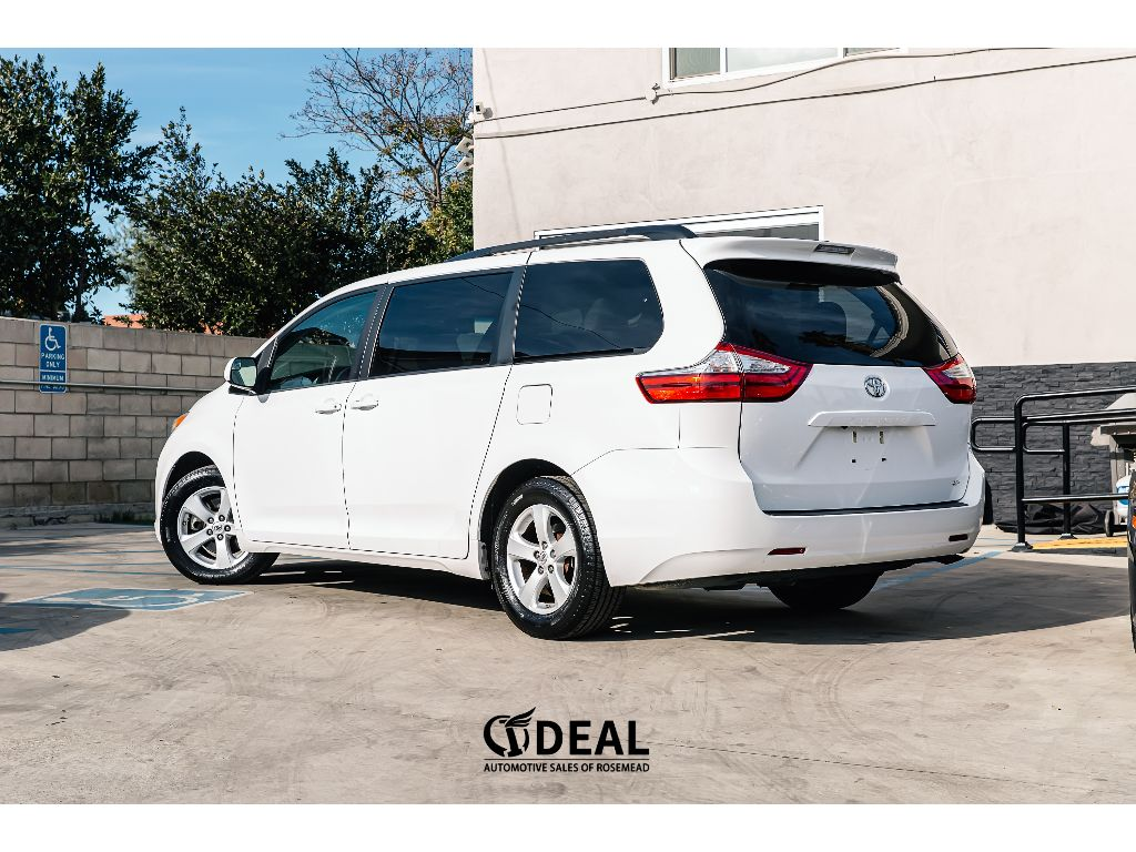 2017 TOYOTA SIENNA LE63323141763969123
