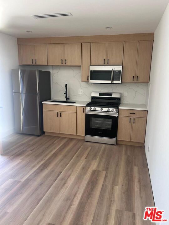 7669 Beeman Avenue North Hollywood CA, 9160563866638992131121
