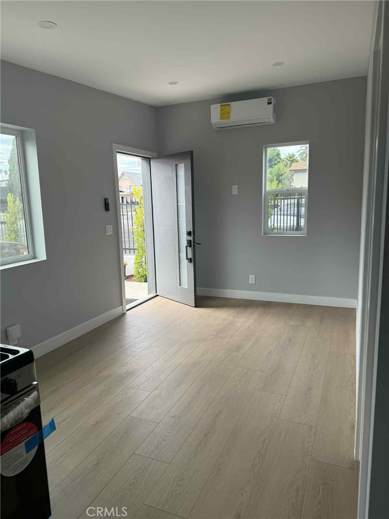 $1,950/month 1860 W 48th St Los Angeles CA, 9006264045550177921121