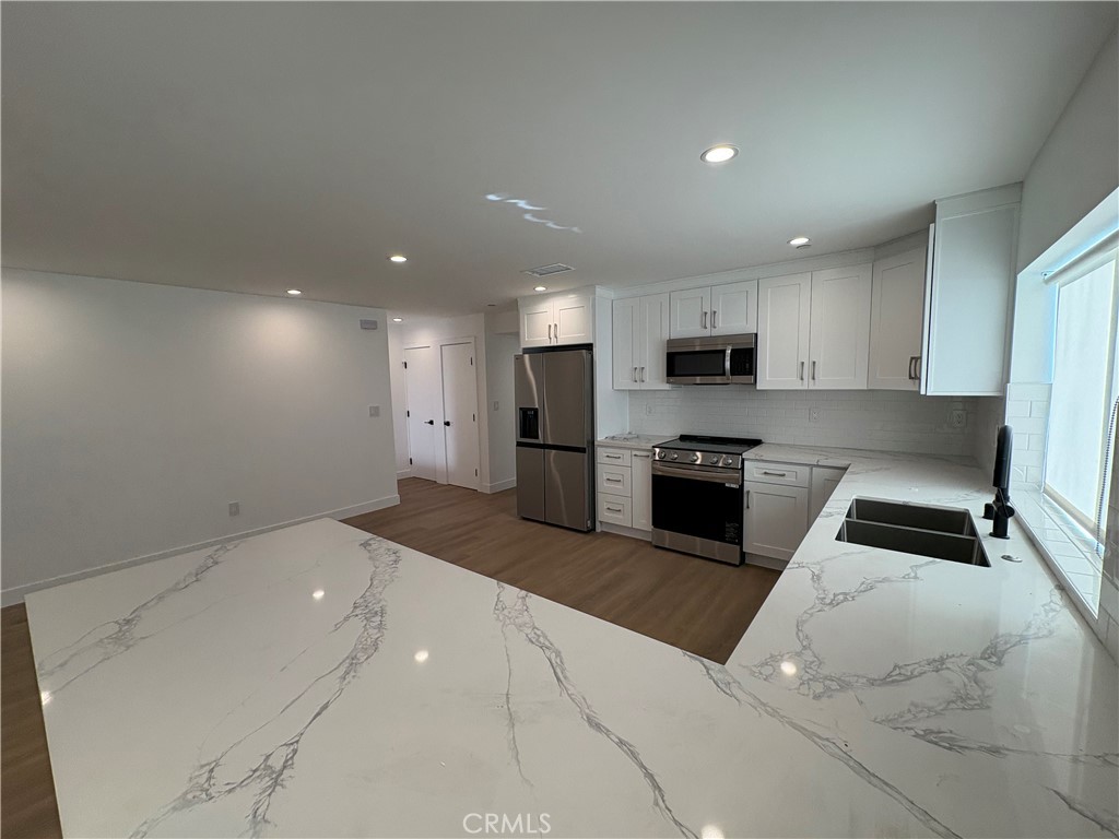 $4,200/month 14165 Calvert Street Van Nuys CA, 9140164068214997889121