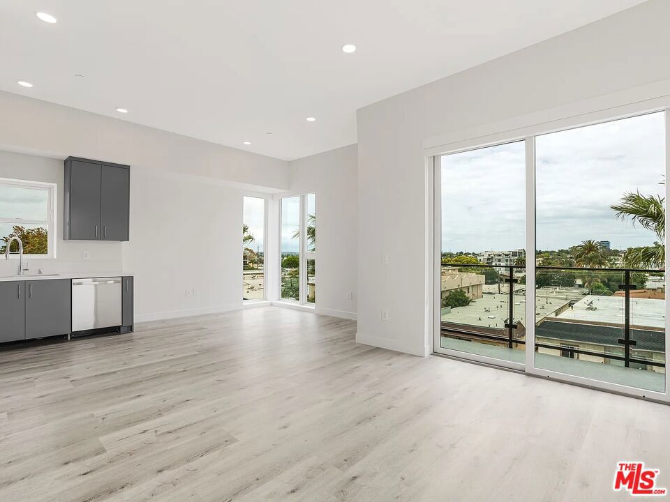 3308 Mentone Avenue A5 Los Angeles CA, 9003464097537876739120