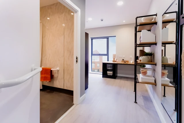 Silver En-suite Electric Press, Sheffield