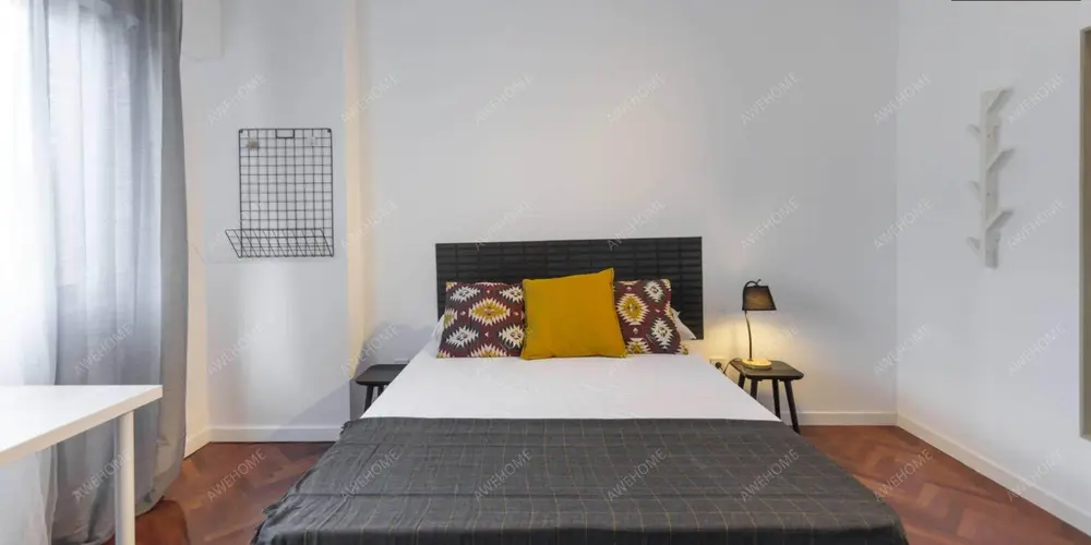 Luminous double bedroom close to Avenida de la Paz Metro