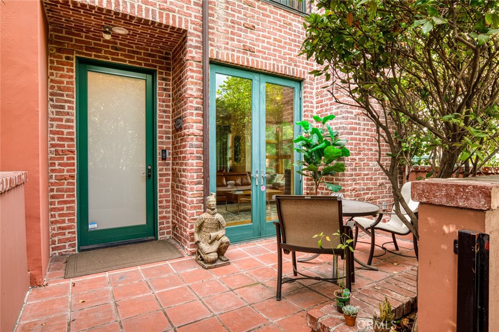 2323 S Beverly Glen, Los Ángeles CA, 9006464065909728642121