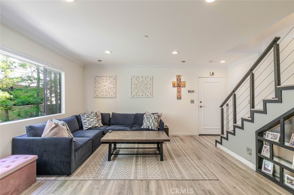 1043 Thompson 11 Glendale CA, 9120164091022158466121