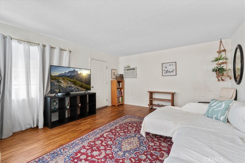 1035 Laurel Avenue Pomona CA, 9176864140664524930123