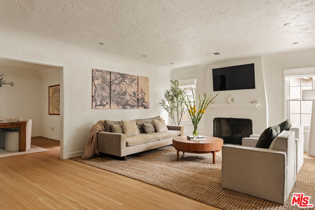 928 S Tremaine Avenue, Los Angeles CA, 9001963609981501057122