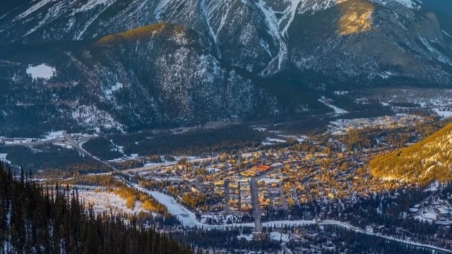 <4 días>【Ida y vuelta desde Calgary | Alojamiento dentro del parque · Refugio en el bosque】3 parques, 7 lagos y 1 glaciar de las Montañas Rocosas en verano: Banff + Jasper + Yoho, Lago Louise + Lago Moraine + Lago Maligne + Lago Esmeralda + Glaciar Columbia, imprescindible: paseo en Snowcoach por el glaciar + Skywalk, vista lejana al Fairmont Banff Springs Hotel, incluye entrada a los parques nacionales