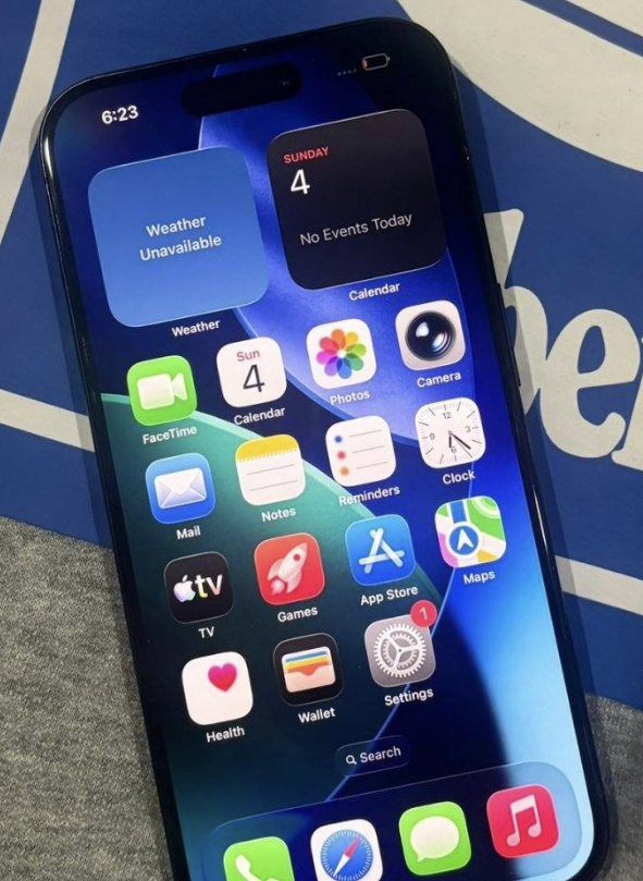 iPhone 15 Pro como nuevo, batería al 89 %, capacidad de 256 GB, sin arañazos, color azul titanio