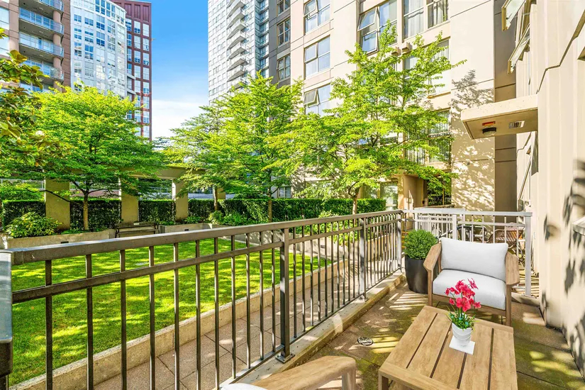 989 Richards Street # Th8, Vancouver, BC