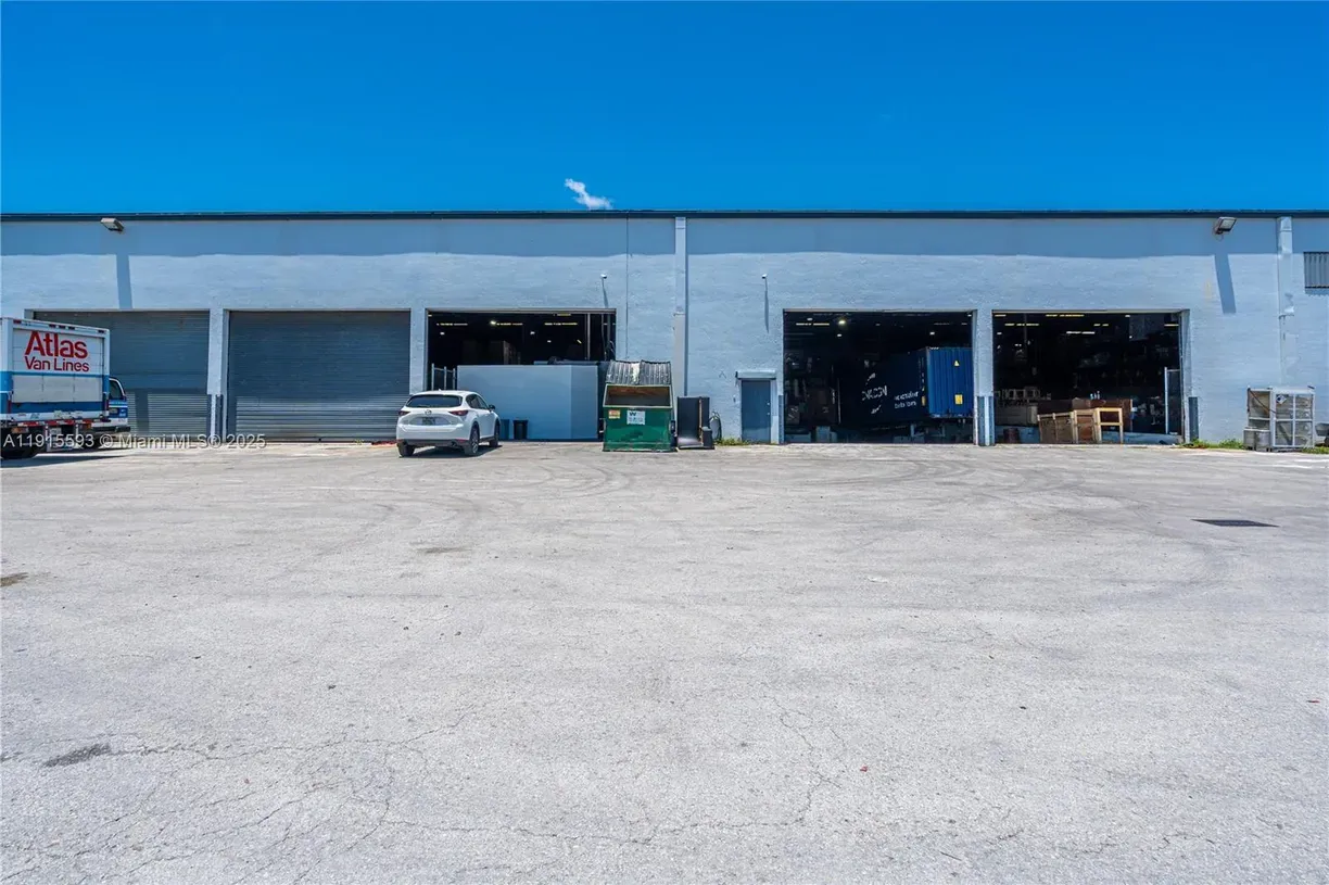 3353 NW 74th Ave Miami, FL 33122