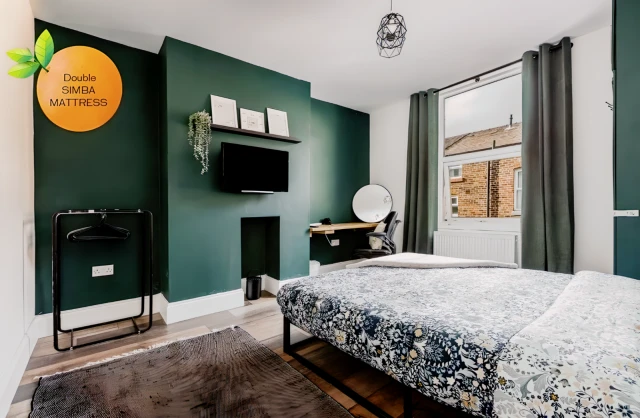Non En-suite Room 1 Characteristic Victorian terrace- 5 bedroom house, Liverpool