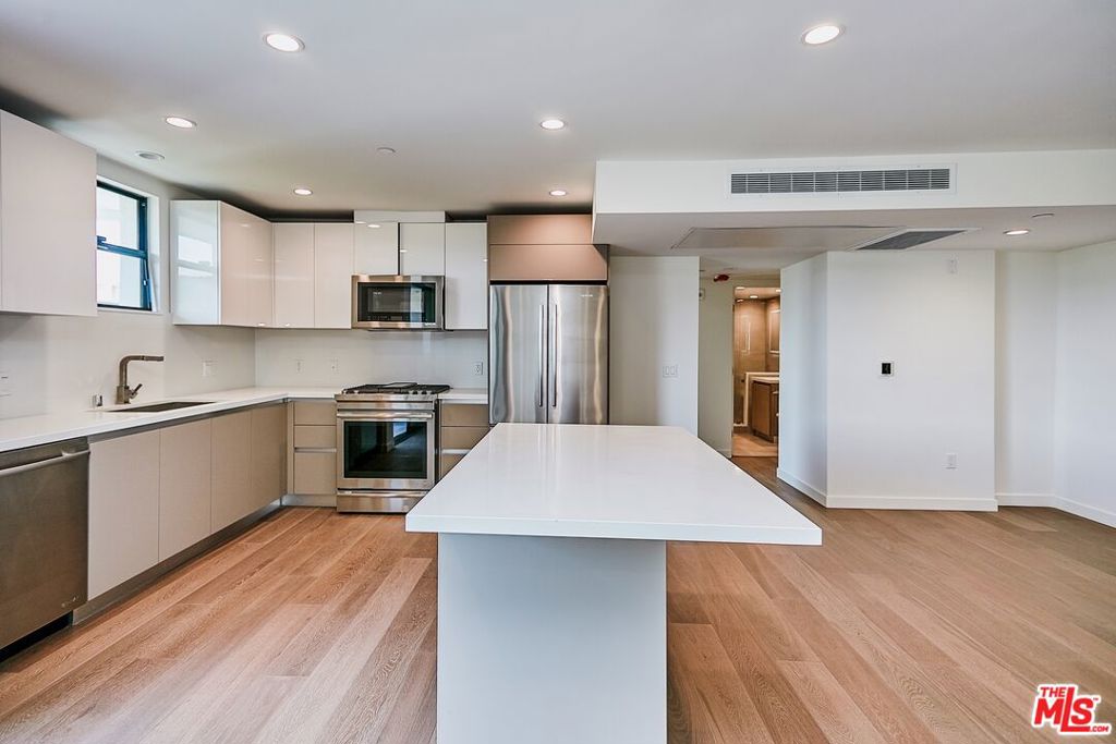 328 N Maple Drive 306 Beverly Hills CA, 9021064121428645250120