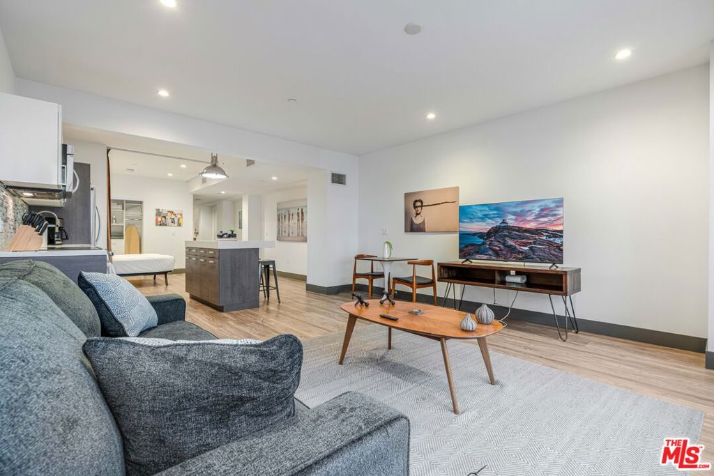 932 S Hill Street 405 Los Angeles CA, 9001564099375242627120