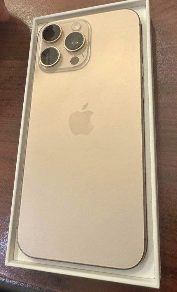 iPhone 16 Pro Max 256, batería al 100 %, casi nuevo, cargado 150 veces, con caja y cargador