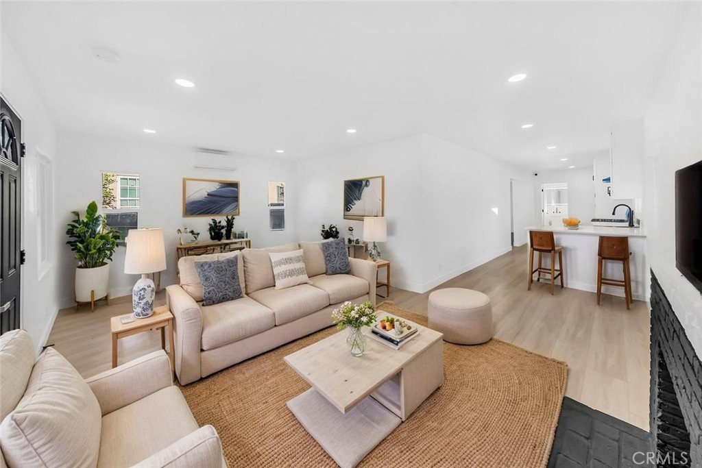 1430 W 70th Street, Los Angeles CA, 9004763656915345667120