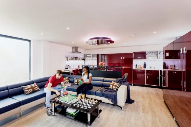 residence near 3 Triumph Road64184785683586127