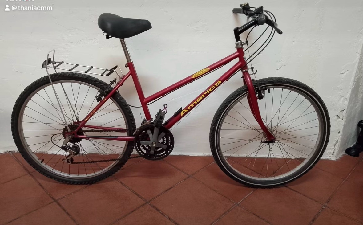 Bicicleta de montaña roja en buen estado