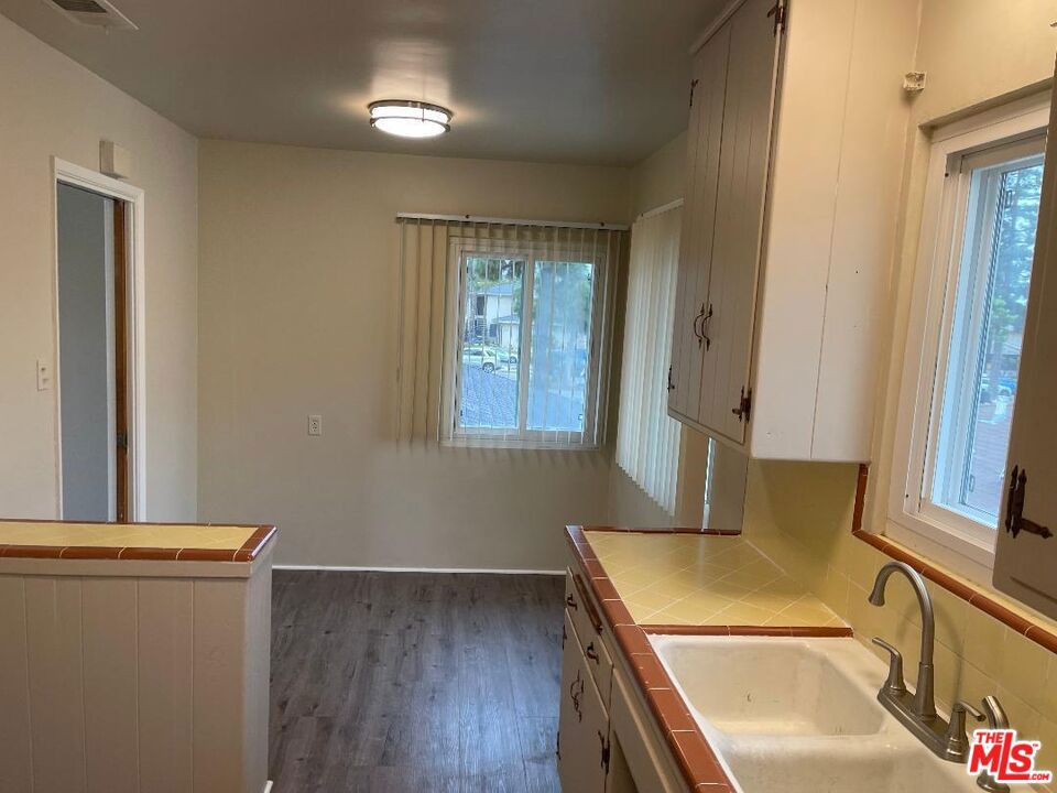 10613 Crenshaw Boulevard 5 Inglewood CA, 9030364108368573698121