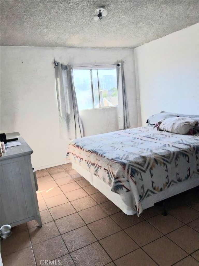 1715 E 70th, Los Angeles CA, 9000164066244121091120