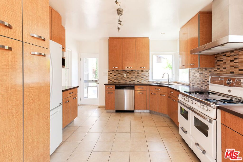 6337 W 83rd Street Los Angeles CA, 9004563648098170371122