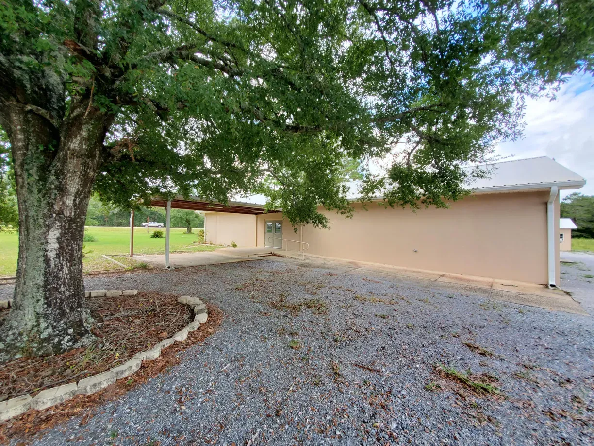 47 Dr Roberts Drive DeFuniak Springs, FL 32433