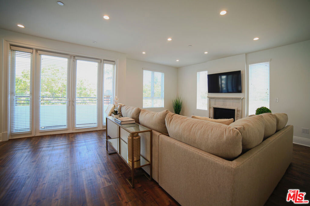 907 S SHENANDOAH Street 301 Los Angeles CA, 9003564111803132801122