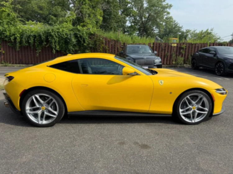 Automóvil cupé Ferrari Roma 2D de segunda mano del año 202263282553617667120