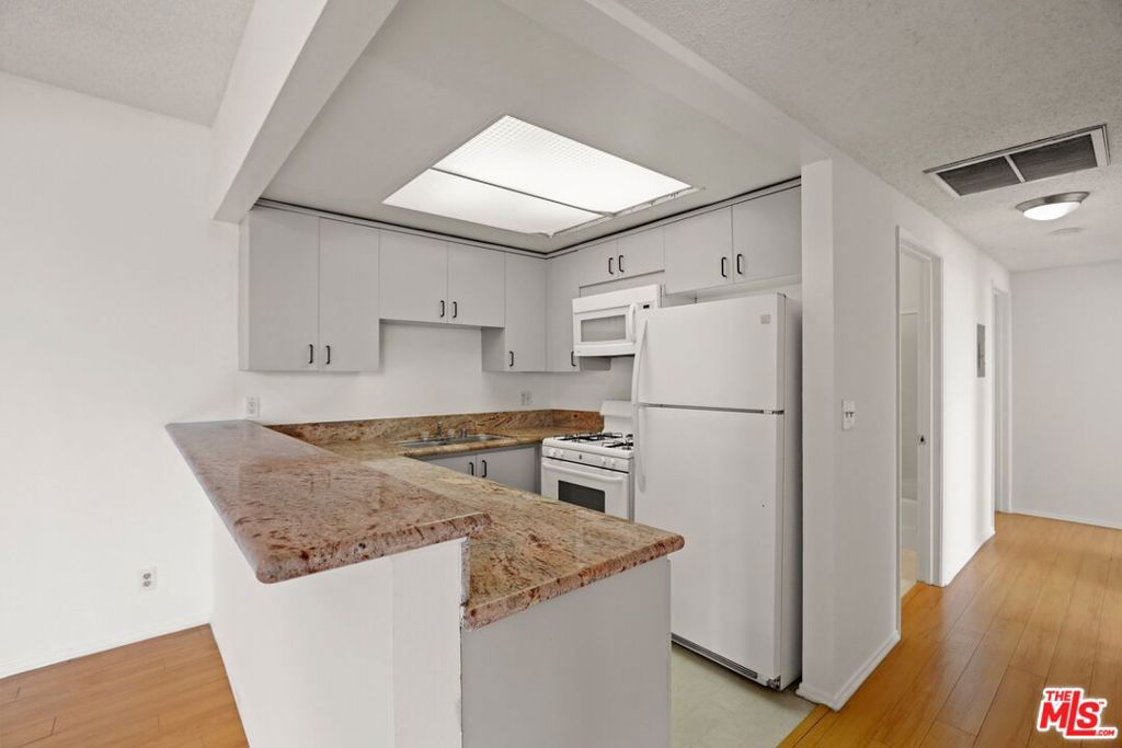 1920 Overland Avenue 103 Los Angeles CA, 9002564133724742786120