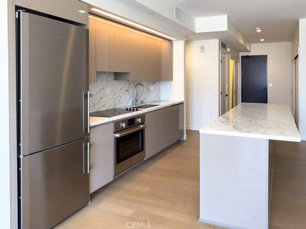 1050 S Grand Avenue 1808 Los Angeles CA, 9001564130386727425120