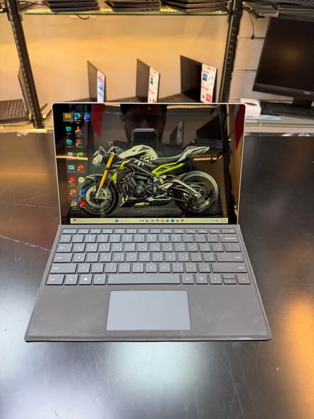 Surface Pro Excellent condition with Keyboard64994938403329120