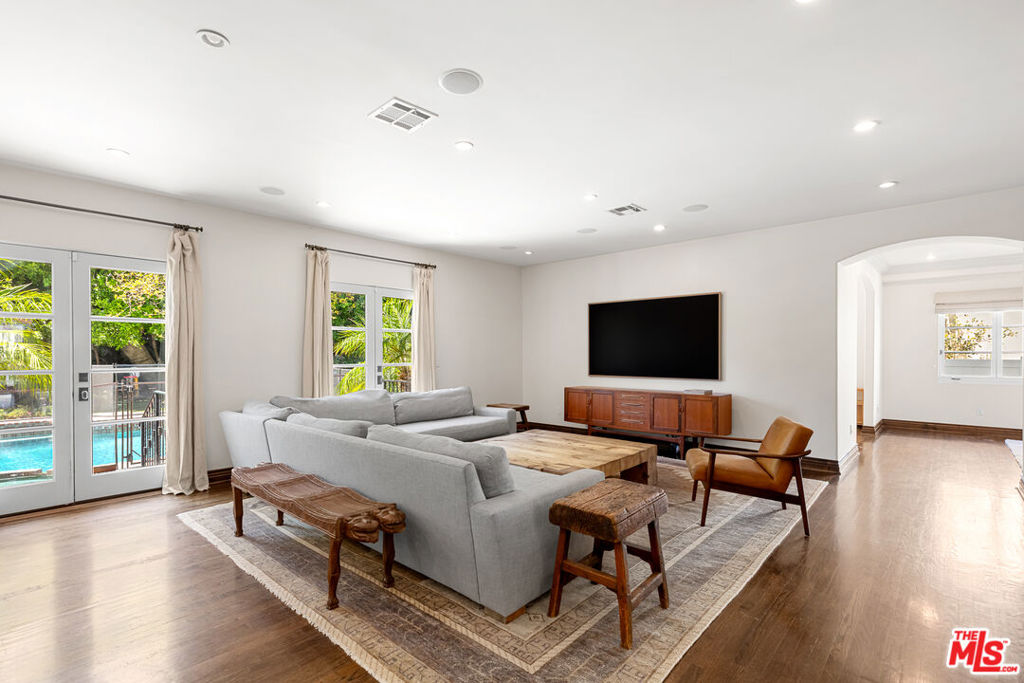 4363 Irvine Avenue Studio City CA, 9160463789704101251122