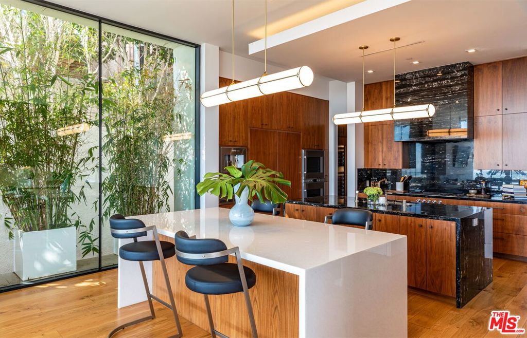 8366 SUNSET VIEW Drive Los Ángeles CA, 9006963866595507969122