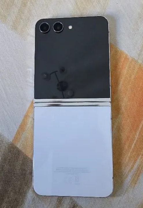 بيع عاجل لشاشة سامسونج فليب 5